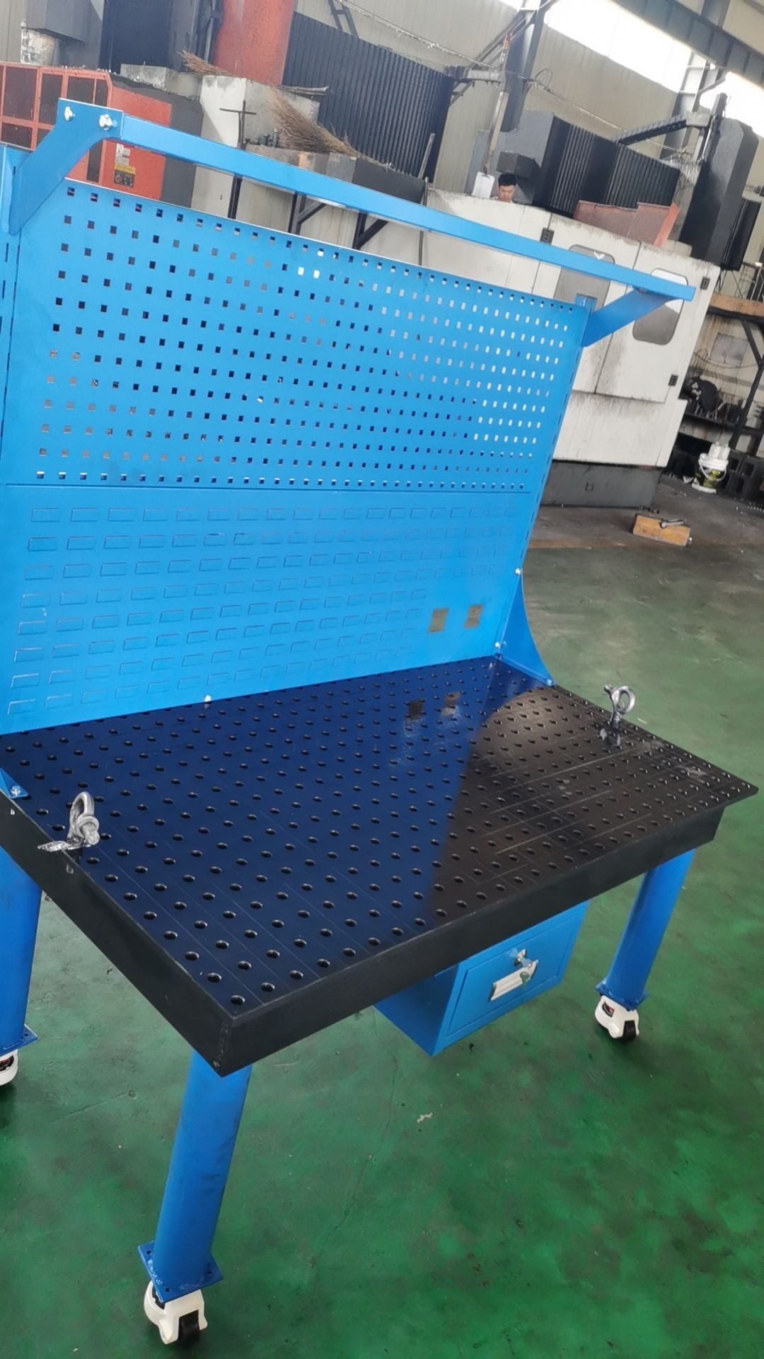 Two-dimensional flexible tooling welding table and fixture